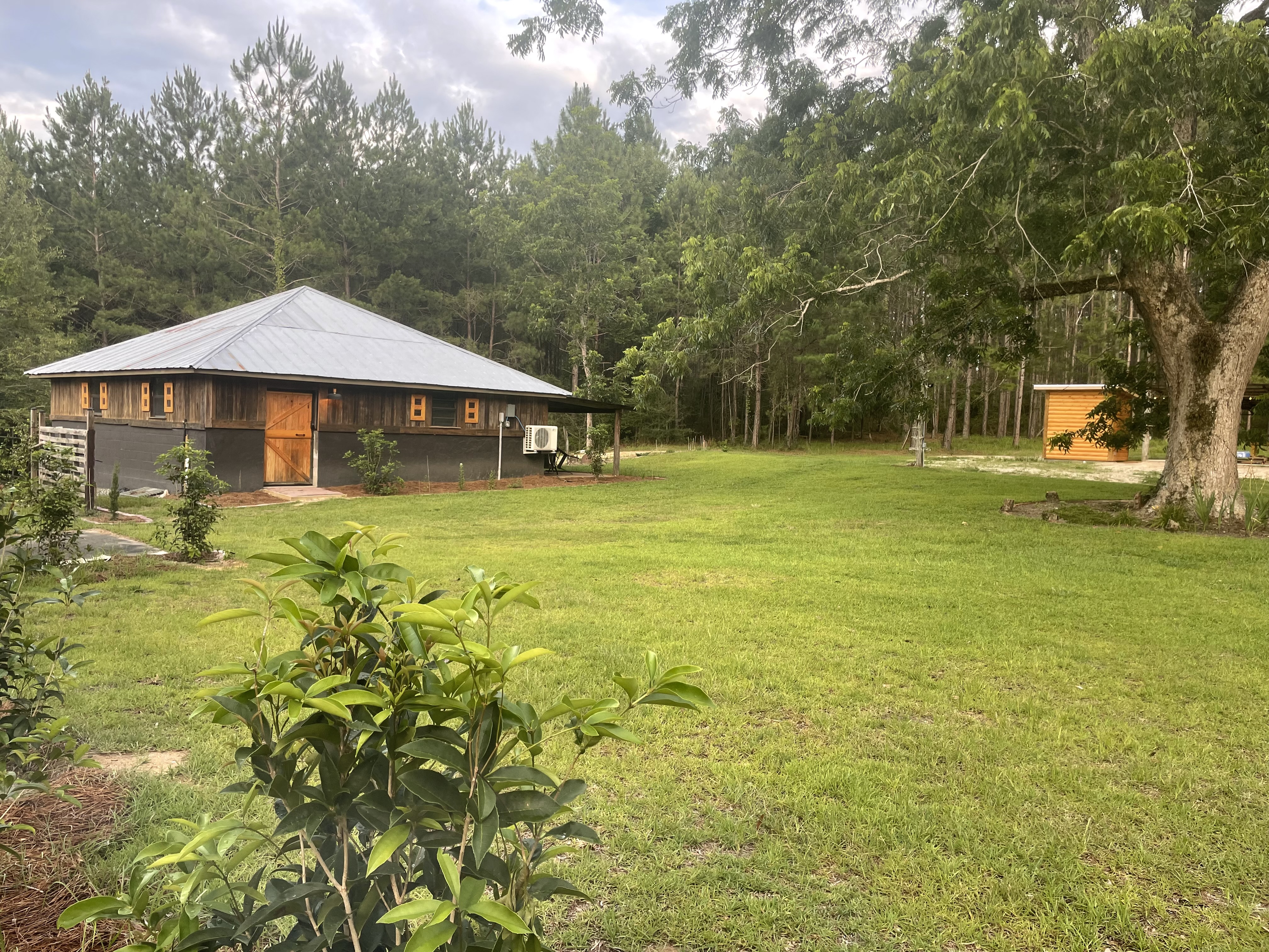 Air-conditioned cabin exterior and lawn for retreat stays