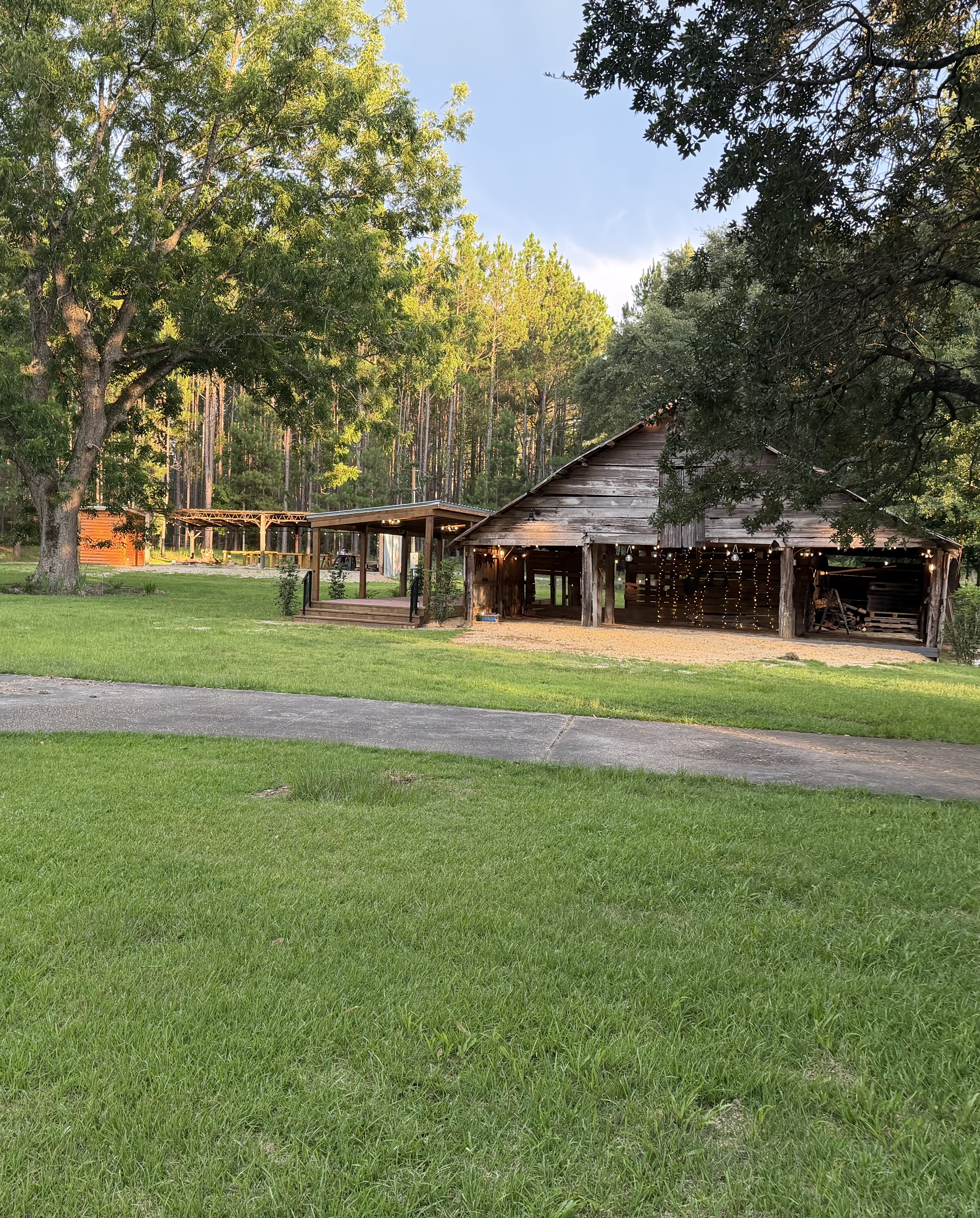 Rustic barn and outdoor lawn setting for South Alabama private events